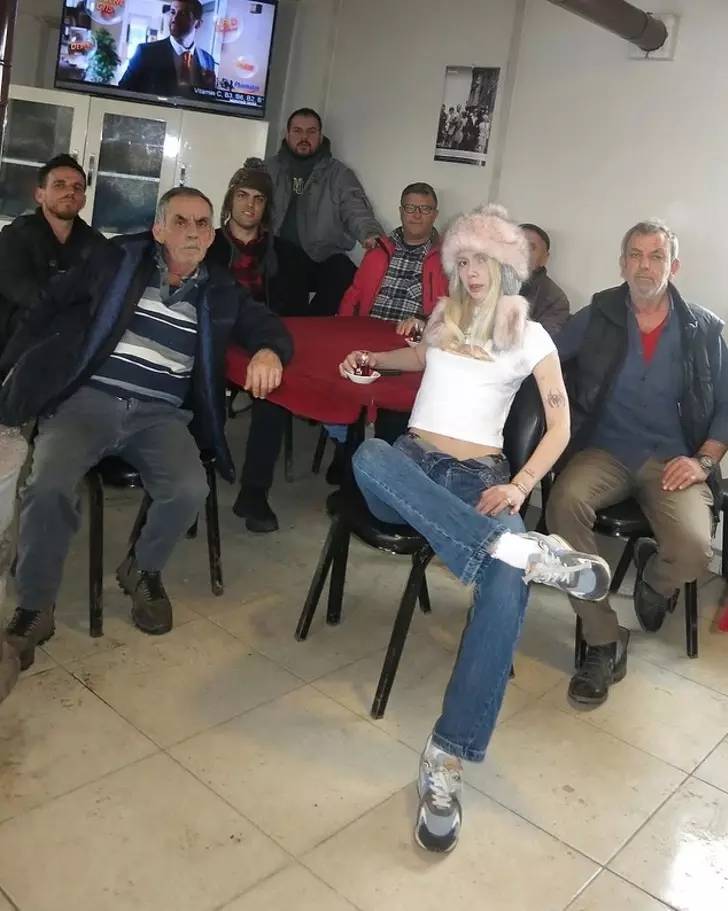 Aleyna Tilki, dekolte kıyafeti ile kahvehaneye gitti 2