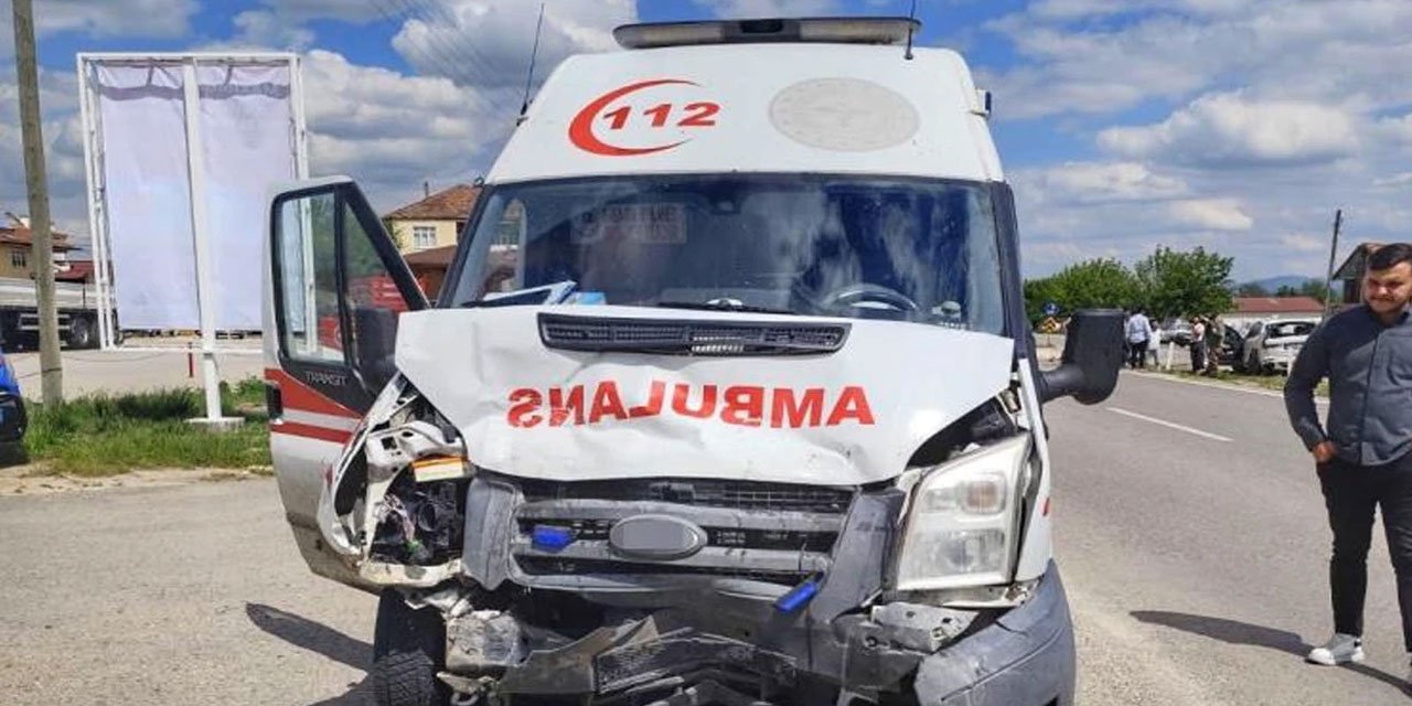 Kastamonu'da ambulans cipe çarptı: 4 kişi yaralandı