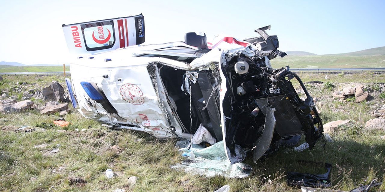 Kars'ta ambulans devrildi: 4 kişi yaralandı