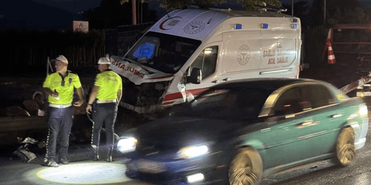 Bursa'da otomobil ile ambulans çarpıştı