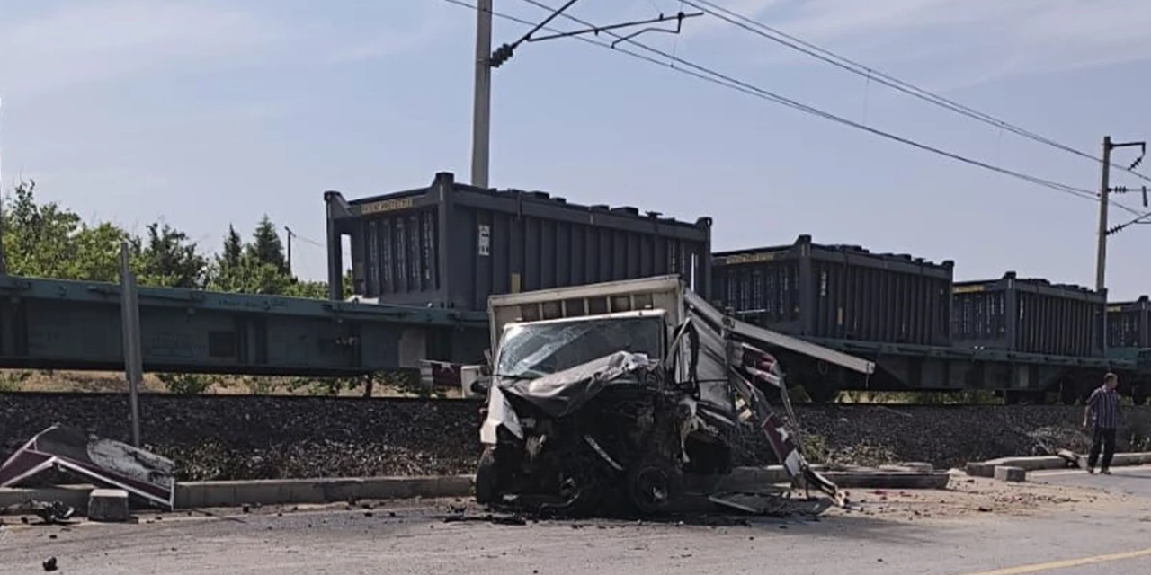 Malatya’da yük treni kamyonete çarptı