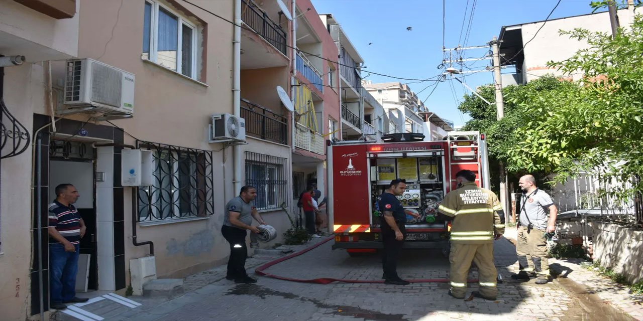 İzmir'de 3 katlı binada yangın çıktı