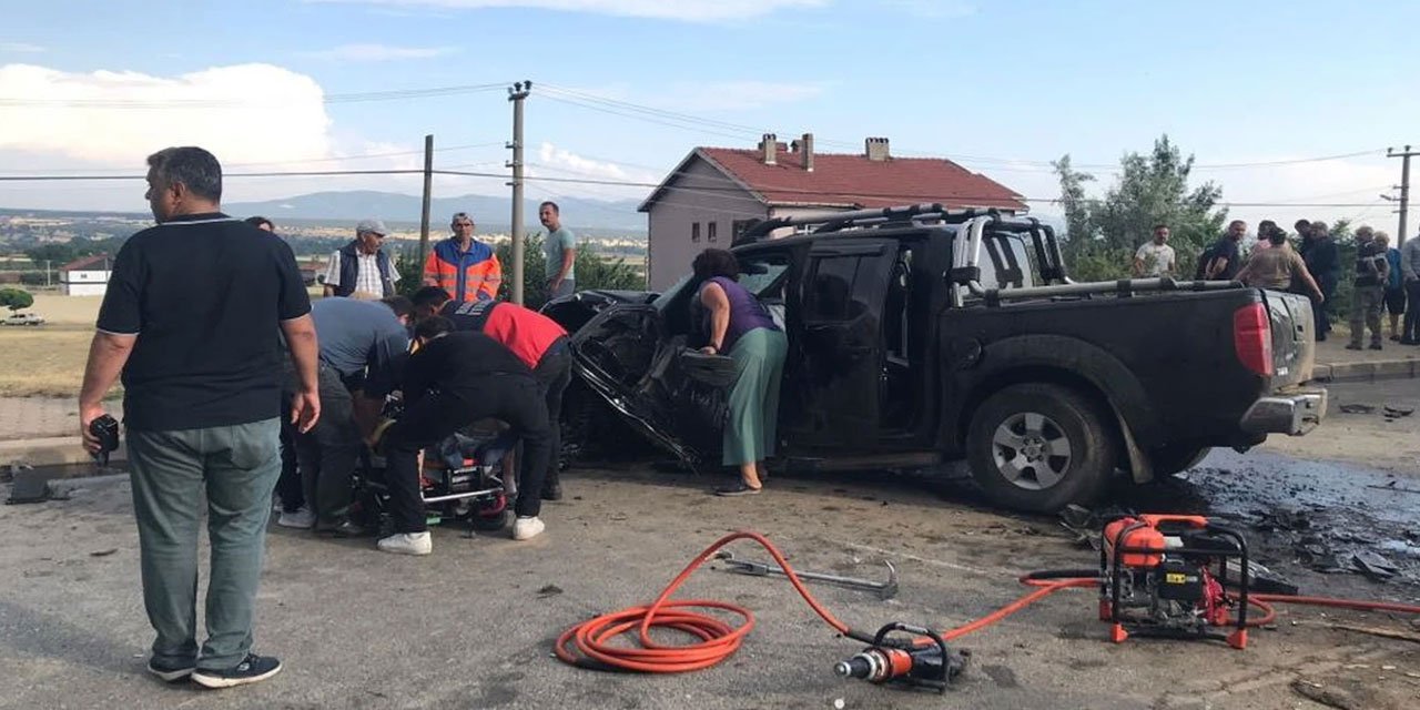 Uşak'ta iki araç kafa kafaya çarpıştı: 1 kişi hayatını kaybetti