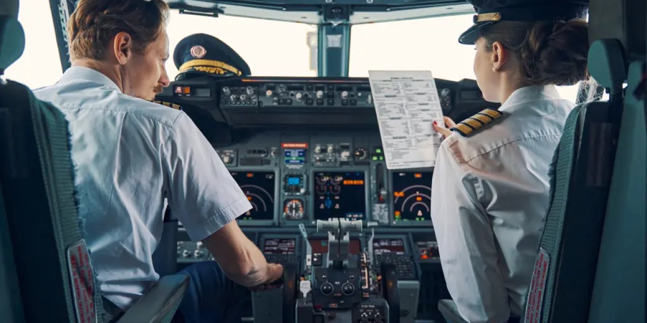 Kabin memuru ile pilotlar, uçak havadayken yakınlaşıyor