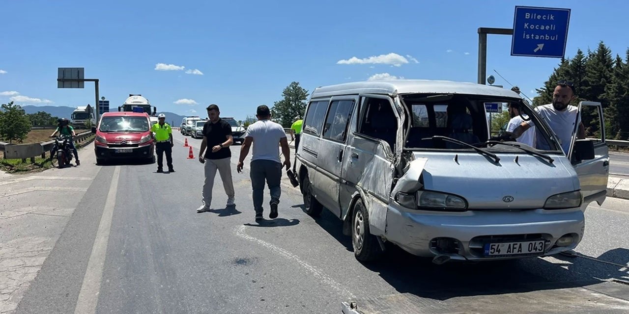 Sakarya'da minibüs devrildi: Çok sayıda yaralı var