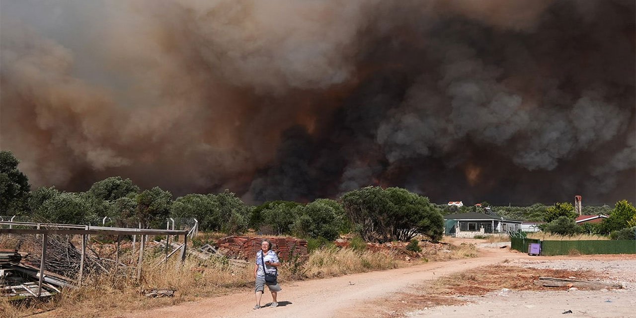 Çeşme'de orman yangını: Mahalleler tahliye ediliyor