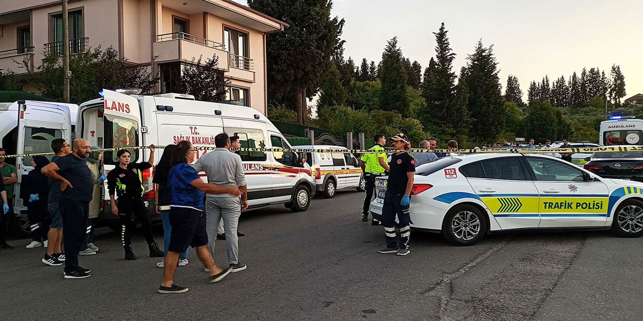 Hastane önünde silahlı saldırıya uğrayan baba-oğul hayatını kaybetti