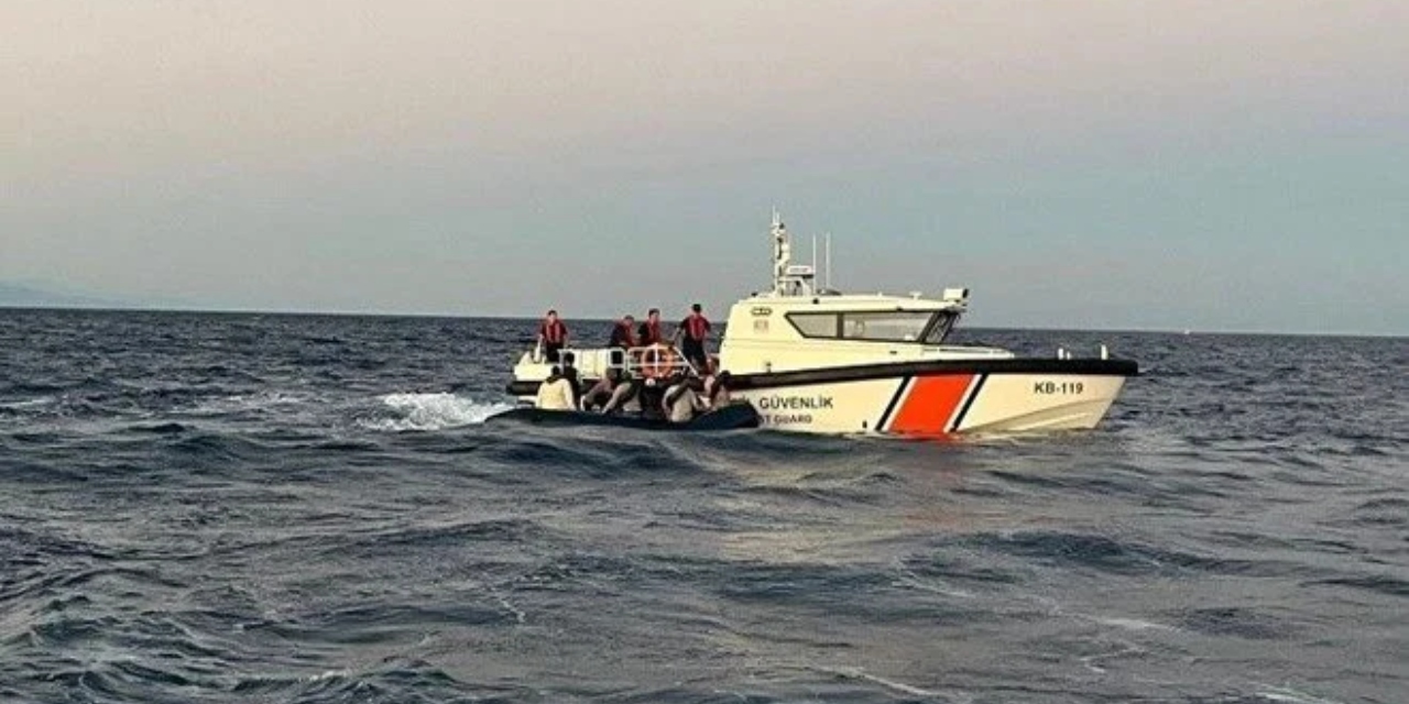 Ayvacık açıklarında 17 göçmen yakalandı