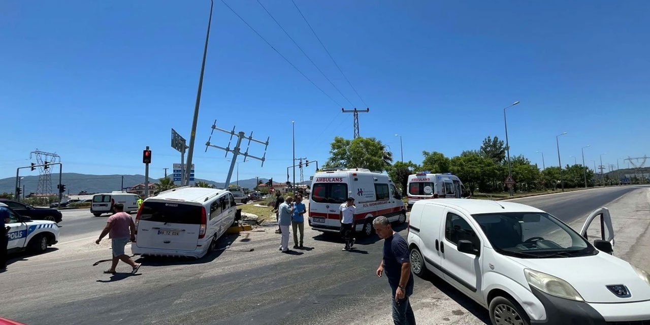 Fethiye'de minibüs ile ticari araç çarpıştı: Çok sayıda yaralı var