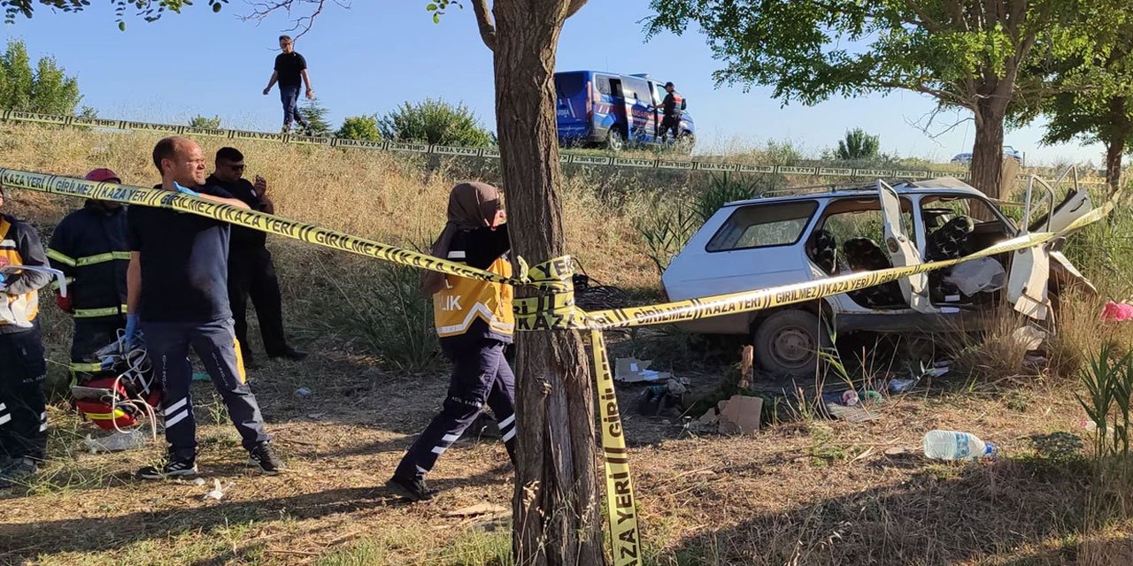 Kontrolden çıkan araç şarampoldeki ağaca çarptı: Sürücü hayatını kaybetti