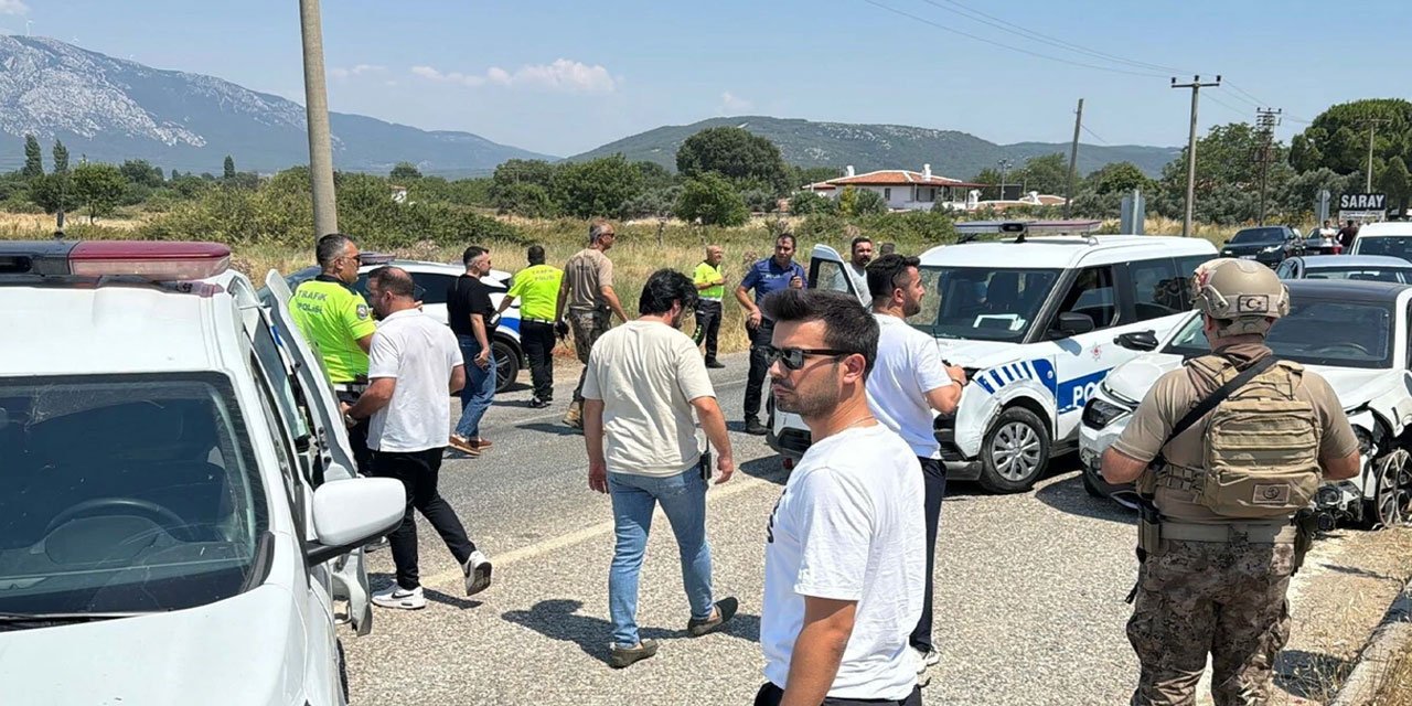 Dur ihtarına uymayıp 4 polis arabasına çarptı
