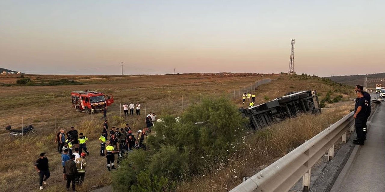 Kontrolden çıkan tır araziye devrildi: 2 kişi hayatını kaybetti