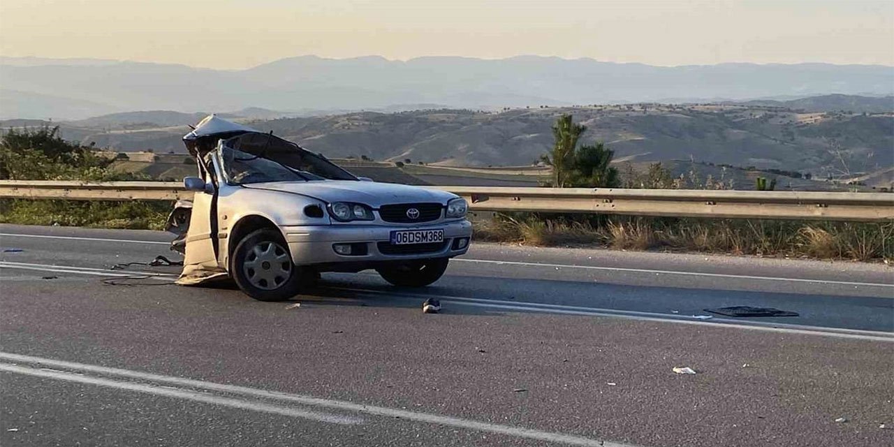 Çorum'da feci trafik kazası: Otomobil ikiye bölündü