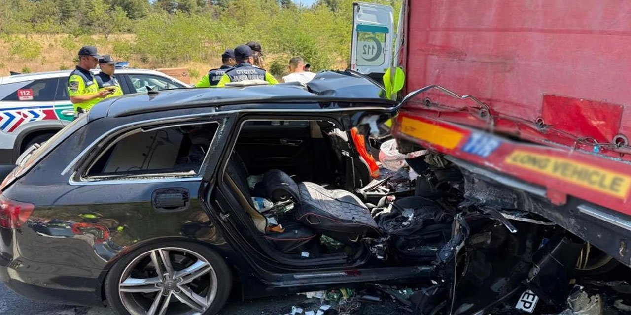 Kırklareli'nde feci kaza: Otomobil tırın altına girdi