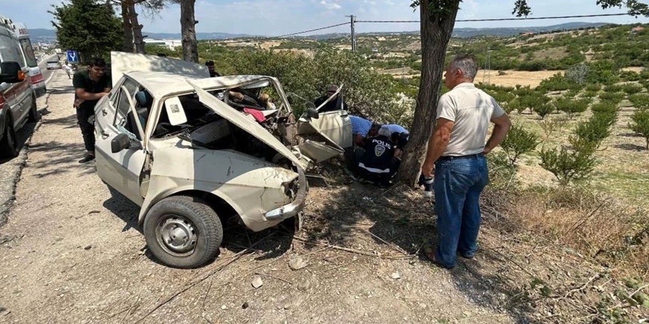 Manisa'da otomobil ağaca çarptı: Ölü ve yaralılar var