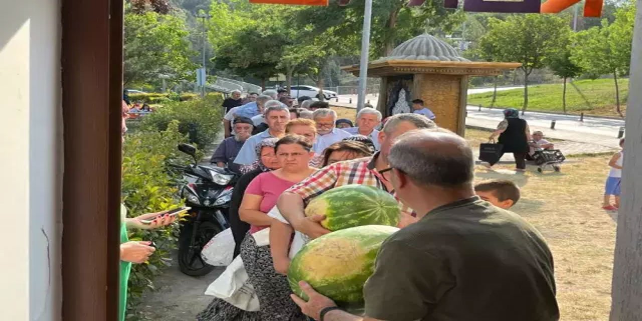 Karpuz tarlada para etmeyince, merkezde halka ücretsiz dağıttı