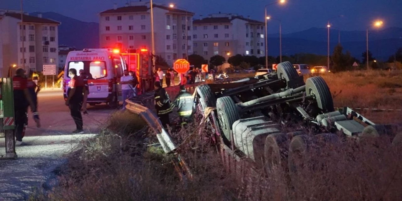 Burdur'da domates yüklü kamyon devrildi: 1 kişi hayatını kaybetti