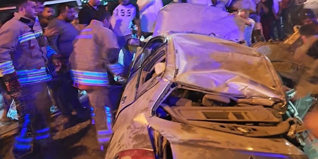 Hatay'da otomobil aydınlatma direğine çarptı