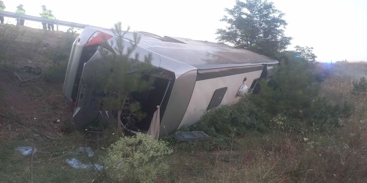 Balıkesir'de yolcu otobüsü devrildi: Çok sayıda yaralı var