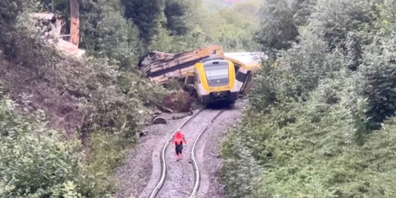 Yolcu treni devrildi: Çok sayıda ölü ve yaralı var