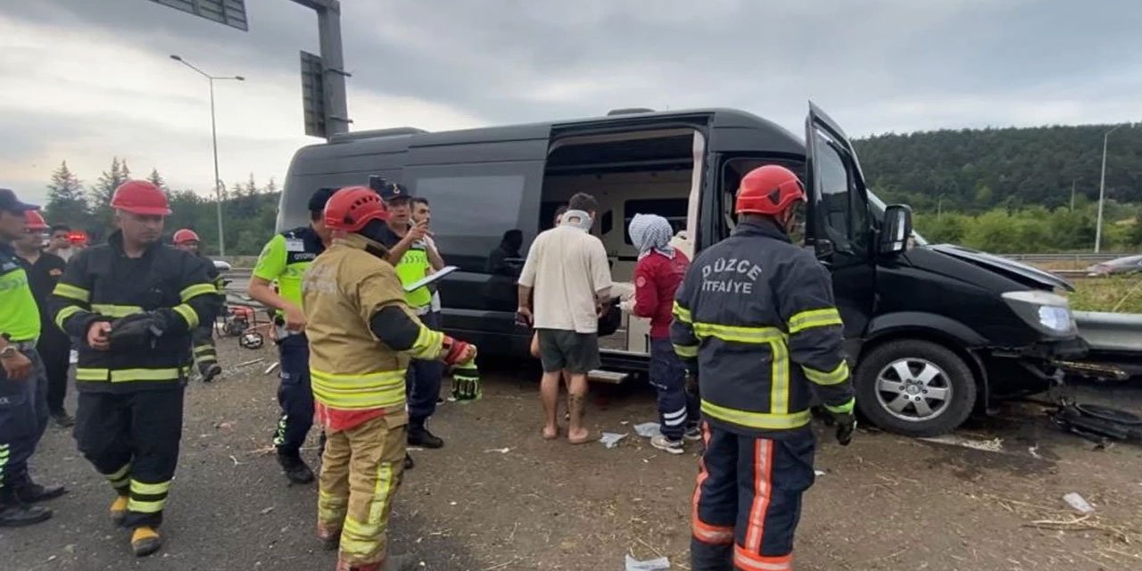 Minibüs bariyere saplandı: Şarkıcı Çağan Şengül ile 7 kişi yaralandı