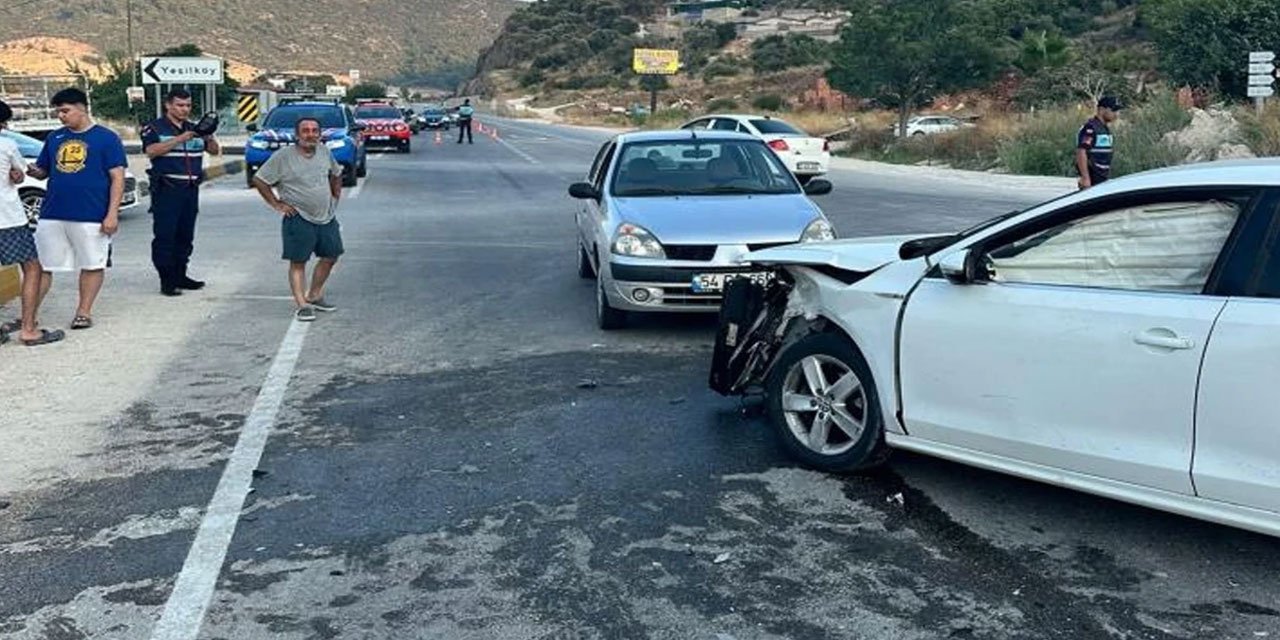 Antalya'da 3 araç birbirine girdi: Çok sayıda yaralı var