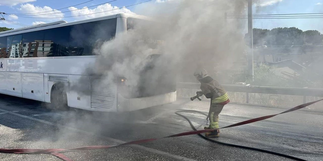 Manisa'da yolcu otobüsünde yangın: Yolcular tahliye edildi