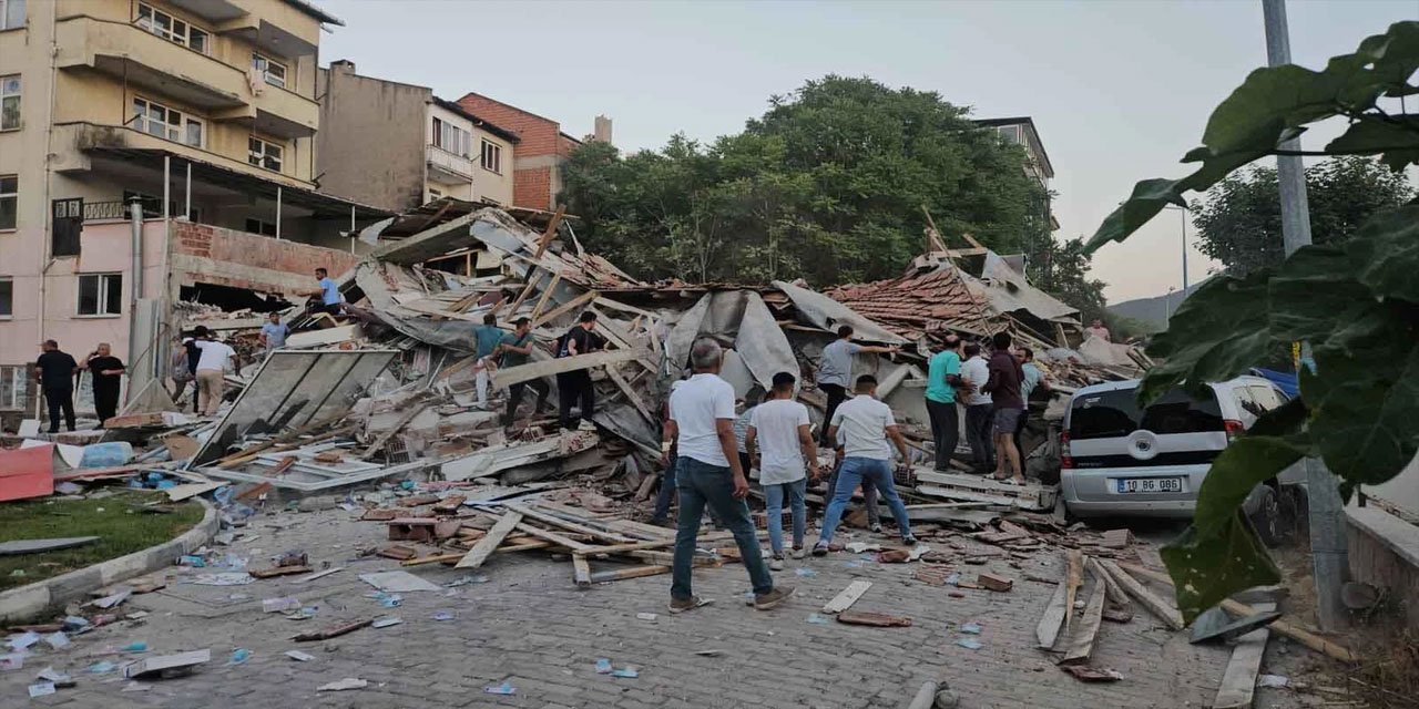 Balıkesir'de art arda depremler: Bir bina yıkıldı