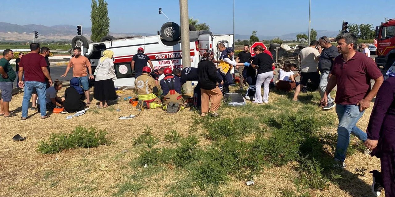 Manisa'da ambulans ile otomobil çarpıştı: Çok sayıda yaralı var