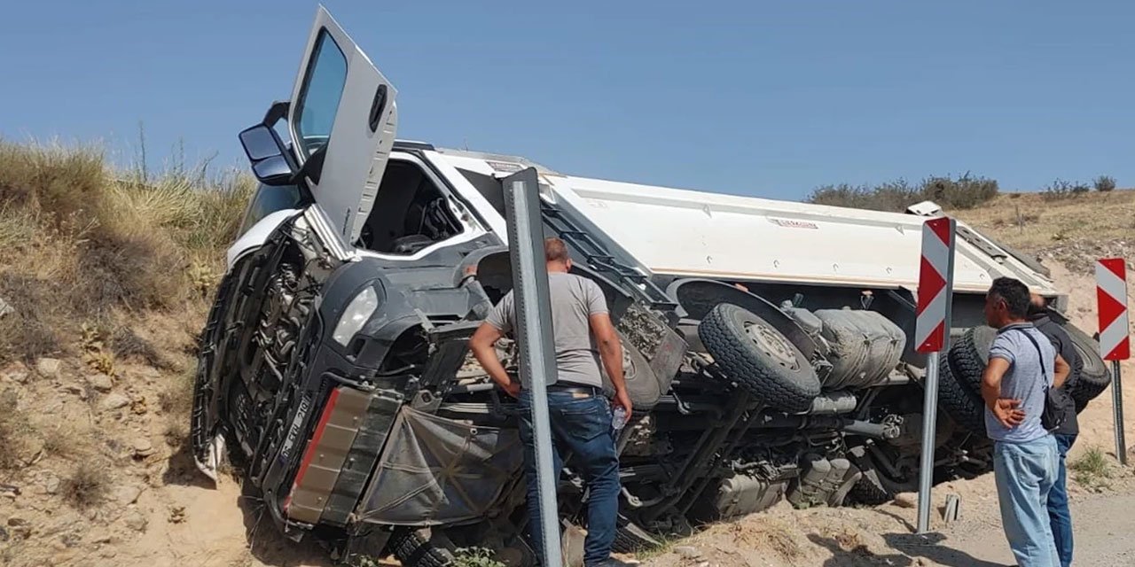 Ankara'da kamyon devrildi: 1 kişi yaralandı