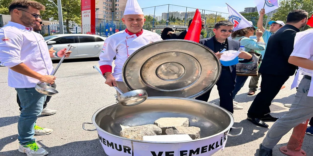 Teklifi beğenmeyen memurlar, boş kazanlarla eyleme devam etti