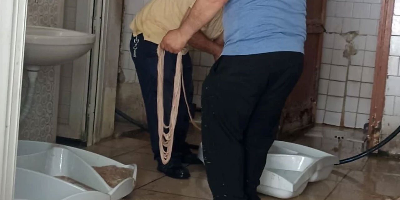 İzmir'de skandal olay: Tuvalette kokoreç hazırladılar