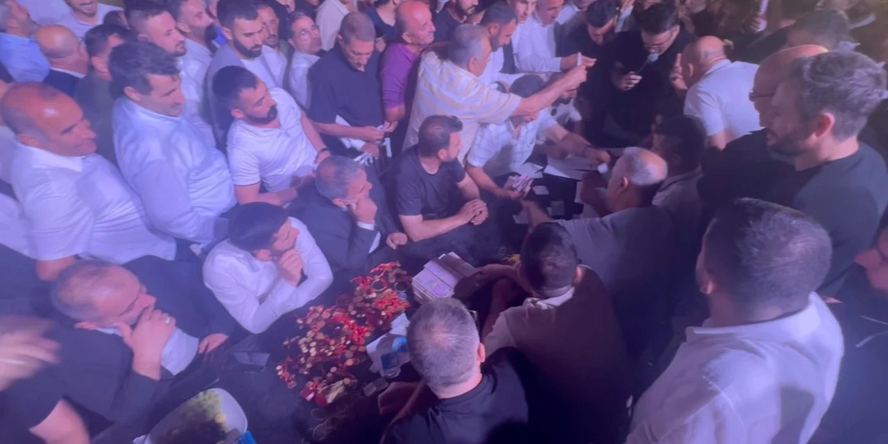Tüm zamanların aşiret rekoru: Gelin altın ve paraları taşıyamadı