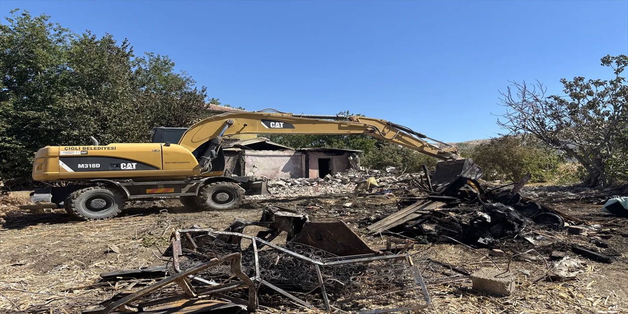 İzmir'de barakada yangın çıktı: 34 küçükbaş hayvan telef oldu
