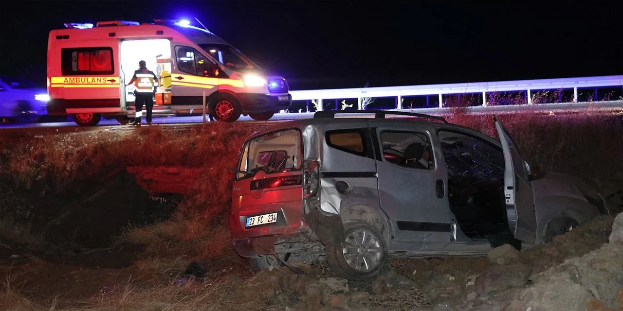 Elazığ'da ticari araç ile otomobil çarpıştı: Çok sayıda yaralı var