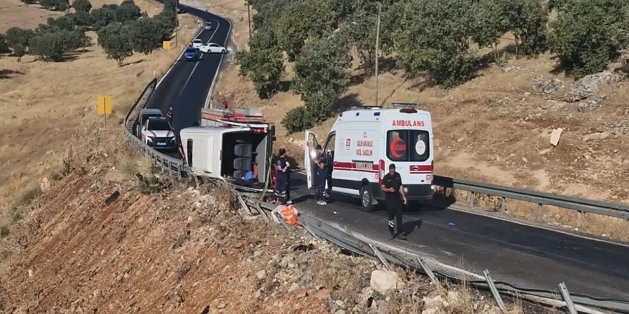 Diyarbakır'da minibüs devrildi: Ölü ve yaralılar var