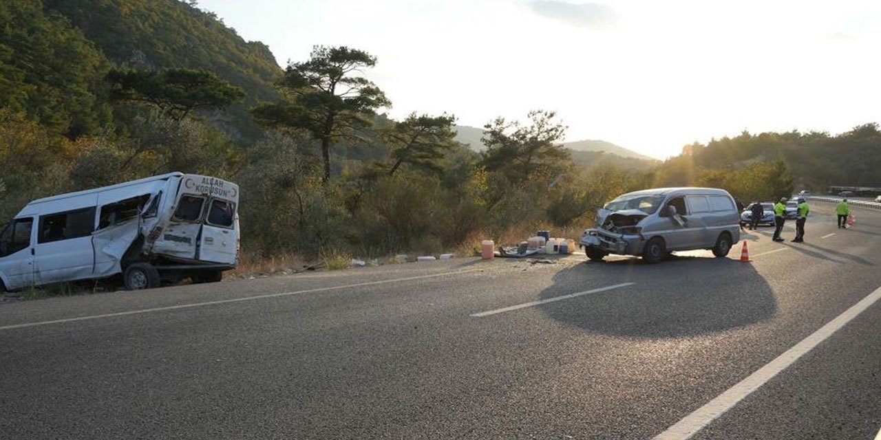 Balıkesir'de zeytin işçilerini taşıyan minibüs kaza yaptı: 15 kişi yaralandı