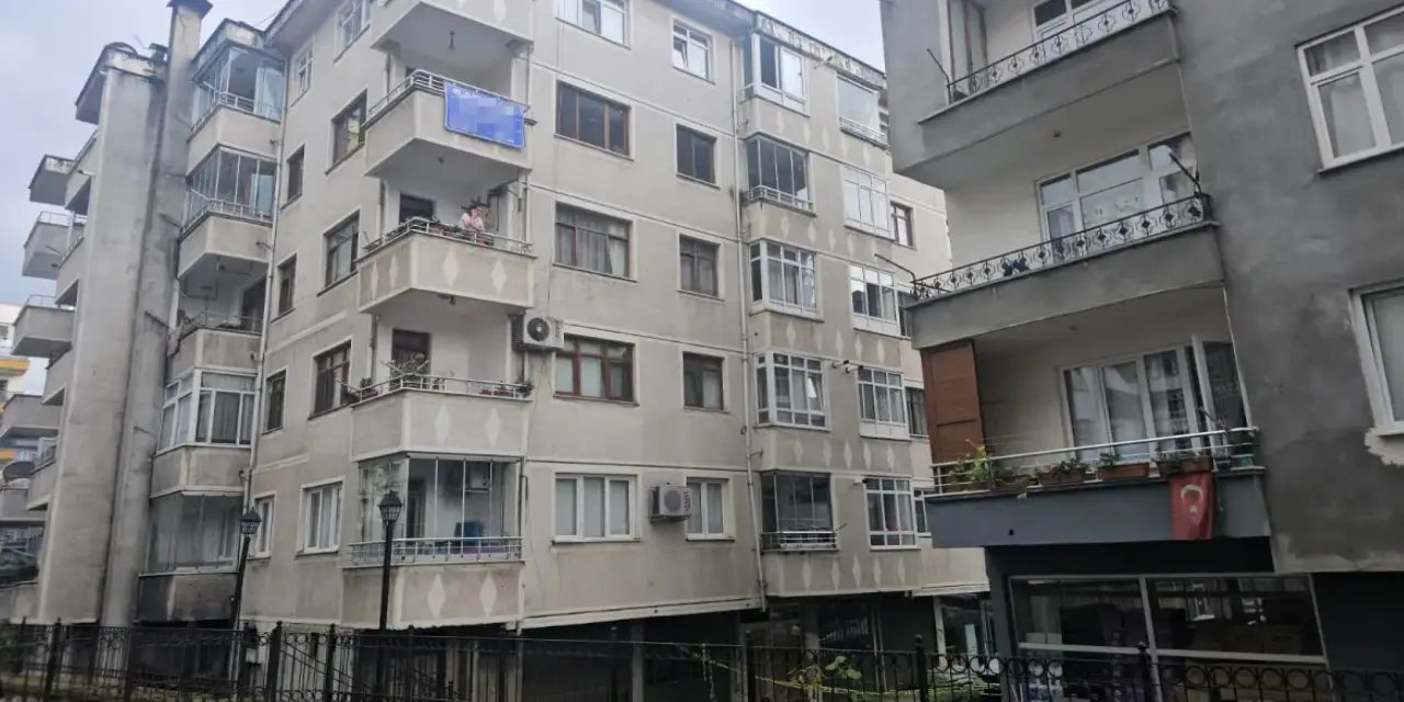 Artvin'de 10 günlük bebek 5. kattan babasının kucağından düşerek hayatını kaybetti