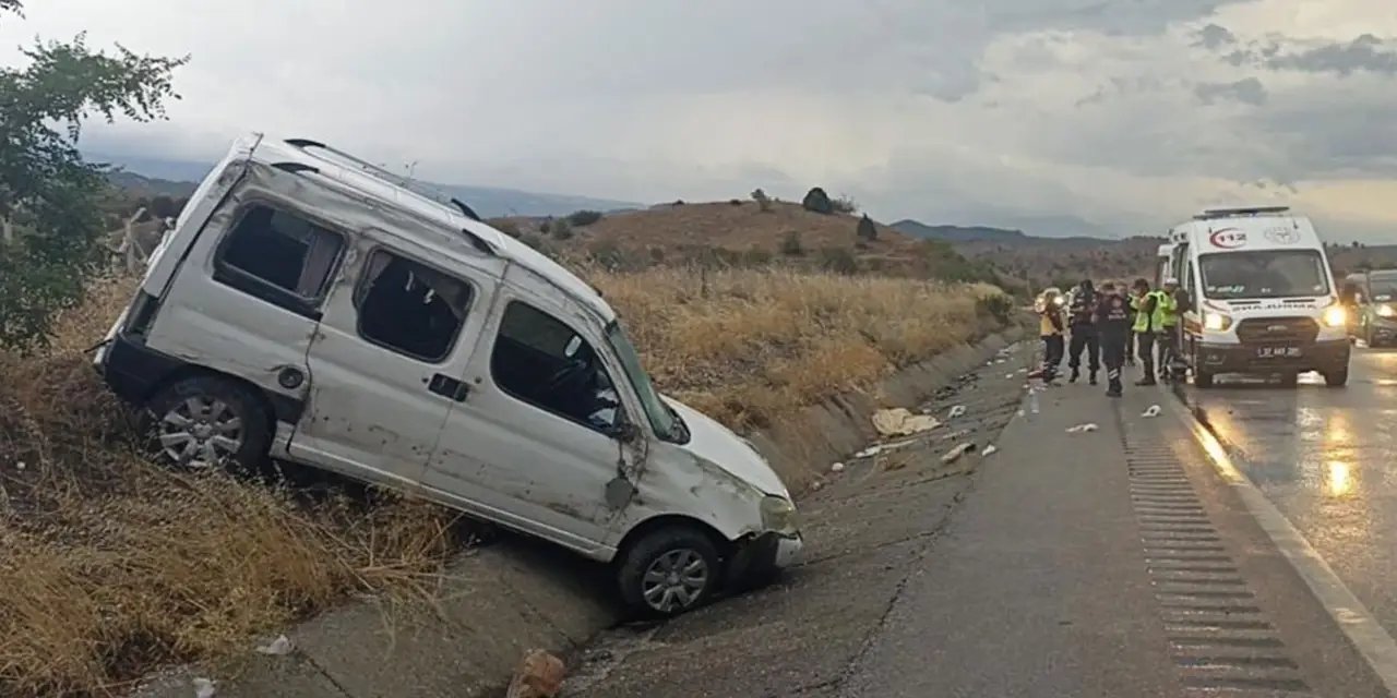 Kastamonu'da araç refüje çarptı: Ölü ve yaralılar var