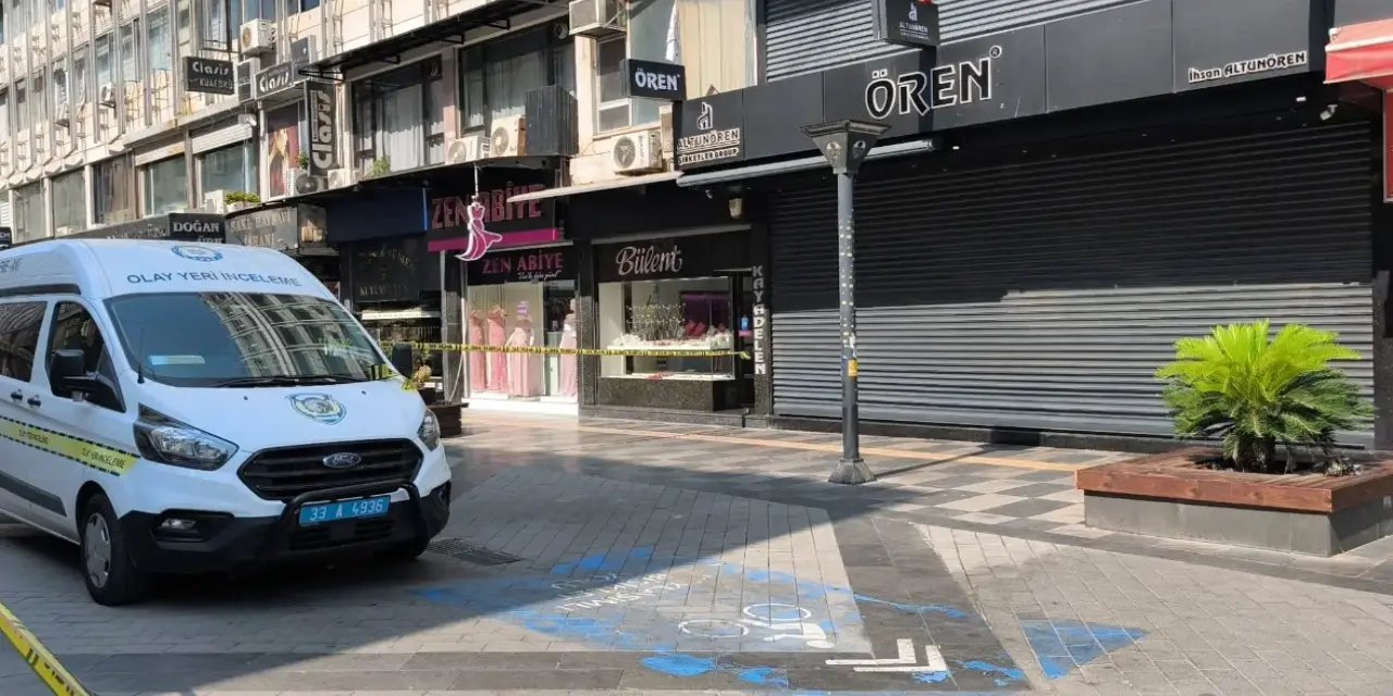 Mersin'de maskeli 4 kişi kuyumcu soydu