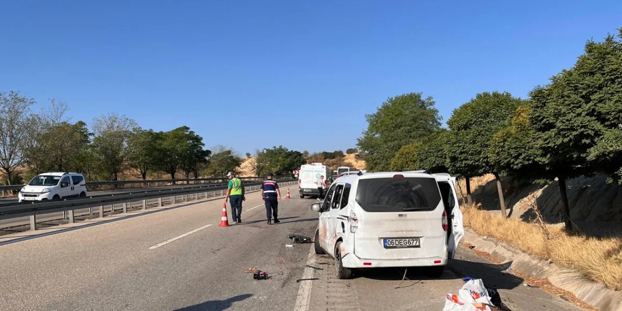 Manisa'da kamyonet, yol kenarında lastik değiştiren çifte çarptı