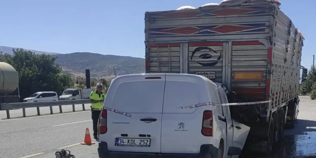 Elazığ'da tıra çarpan sürücü hayatını kaybetti