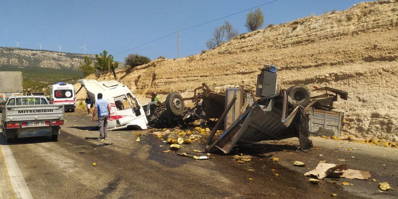 Mersin'de TIR, yolcu otobüsüne arkadan çarptı: Ölü ve yaralılar var