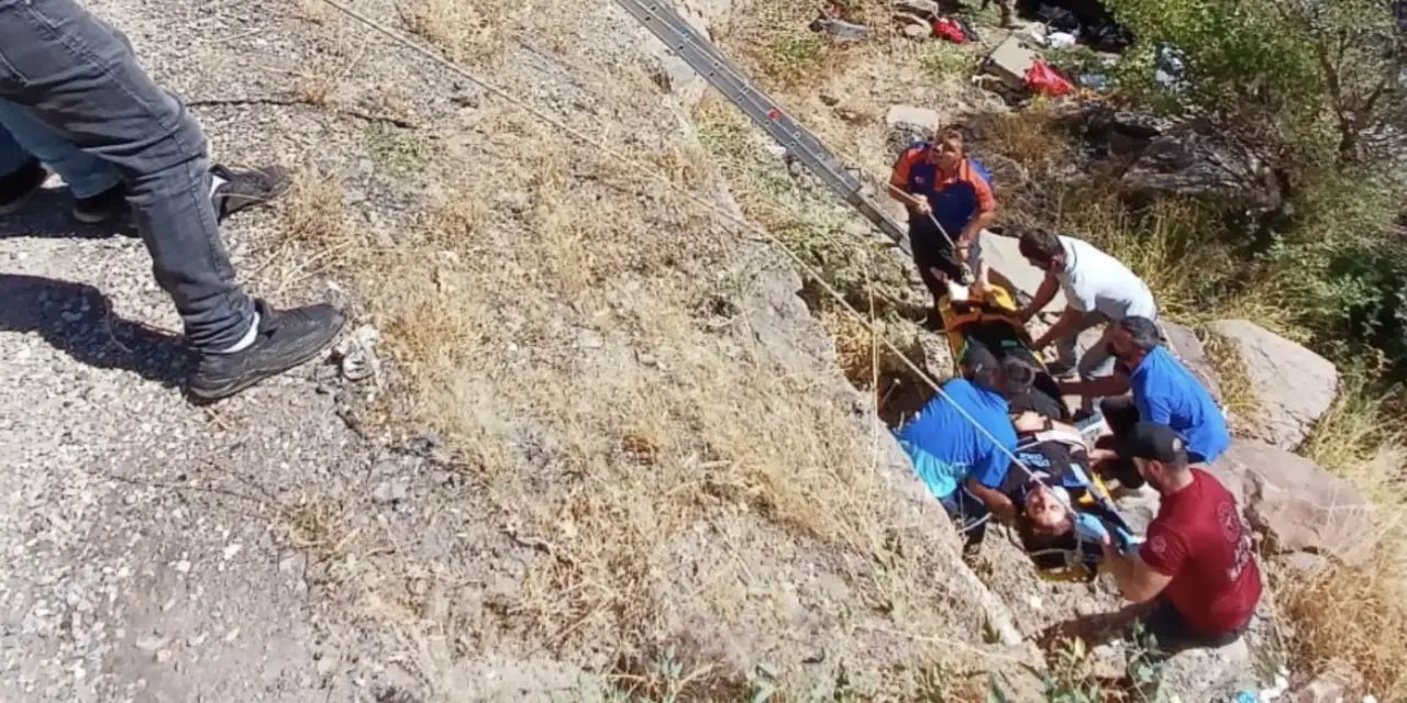 Tunceli'de araç uçuruma yuvarlandı: 3 yaralı