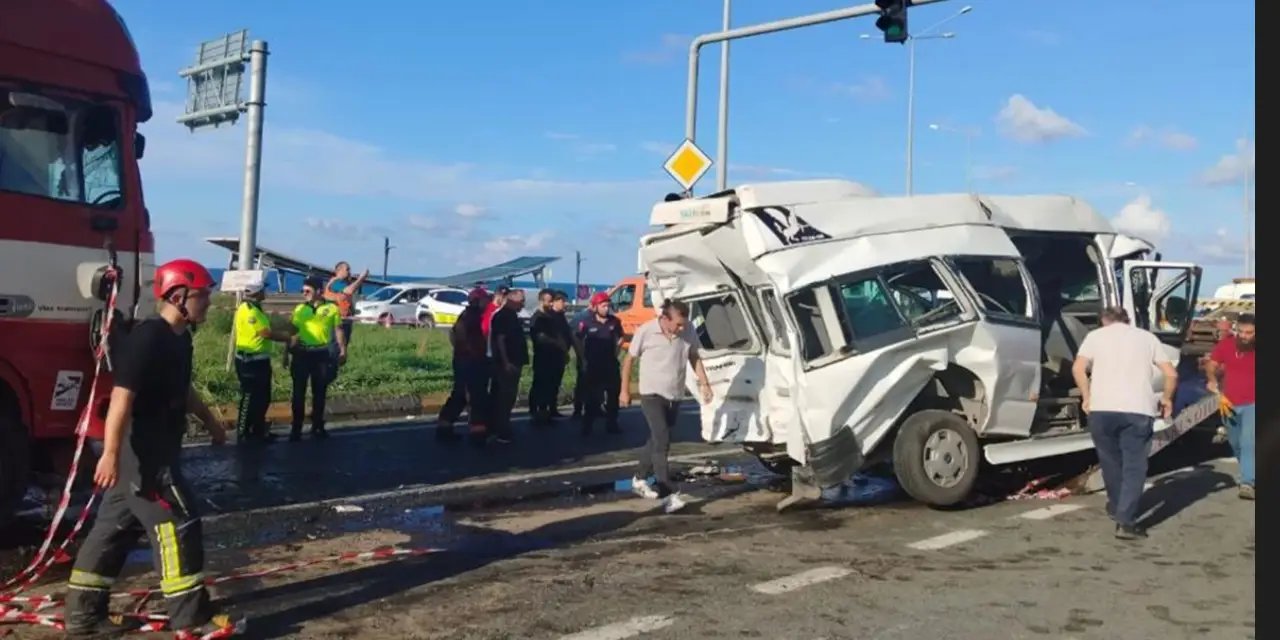 Trabzon'da tır ile minibüs çarpıştı: 15 kişi yaralandı