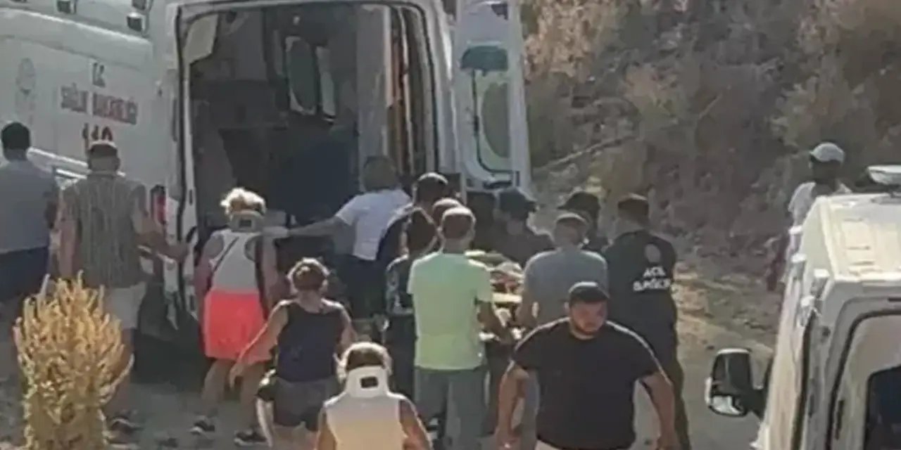 Balıkesir'de tur minibüsü devrildi: Çok sayıda yaralı var