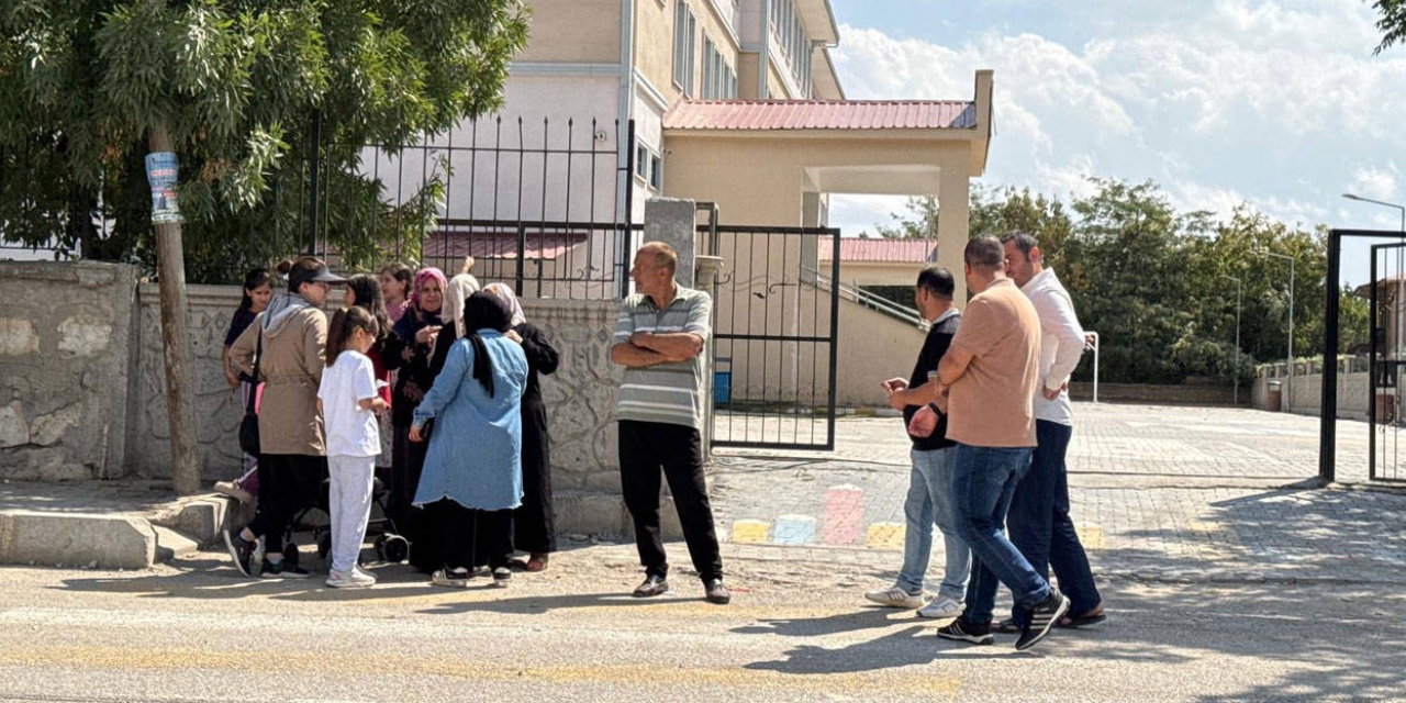 Van'da bir okulda 2 öğretmen bıçakla yaralandı