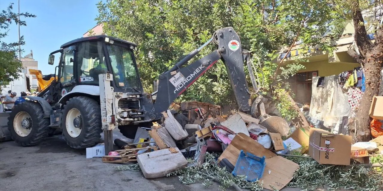 Antalya'da 2 evden 8 kamyon çöp çıktı