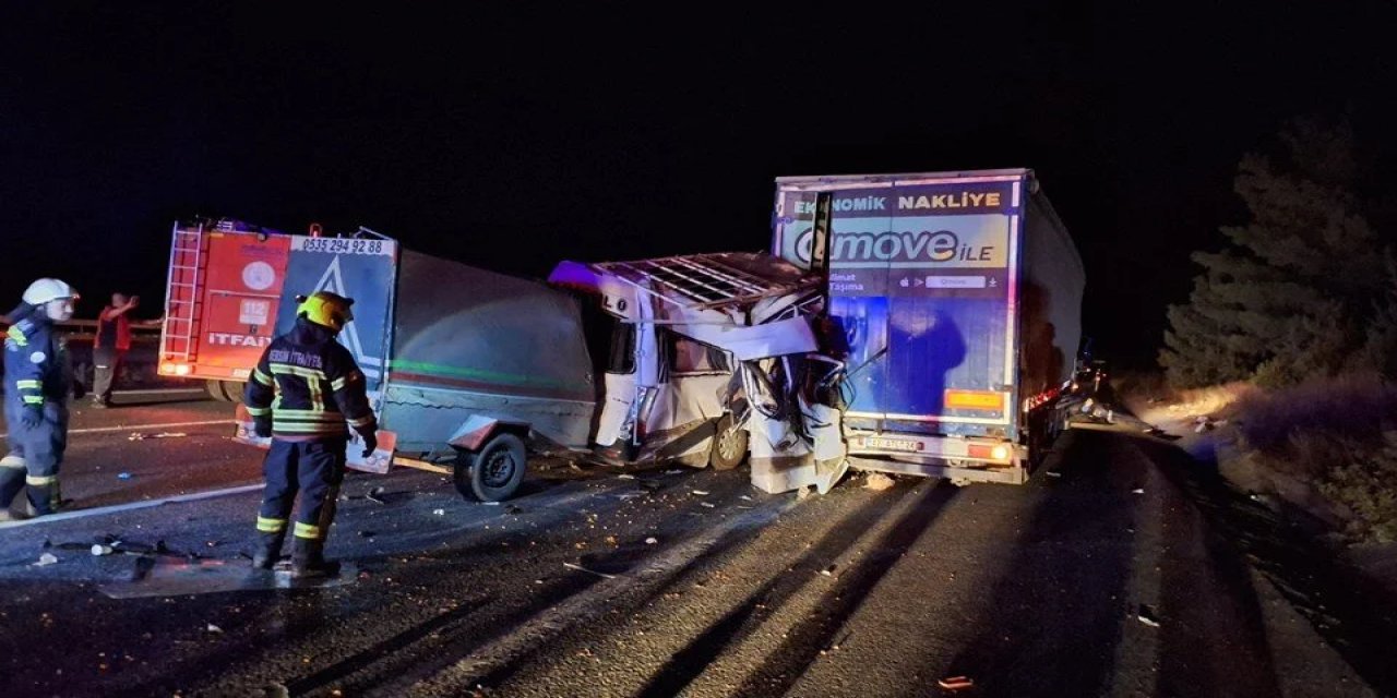 Mersin'de trafik kazası: 3 ölü , 16 yaralı