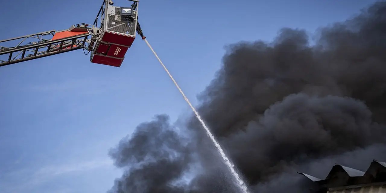 Erzurum'da boya üretim tesisinde yangın çıktı